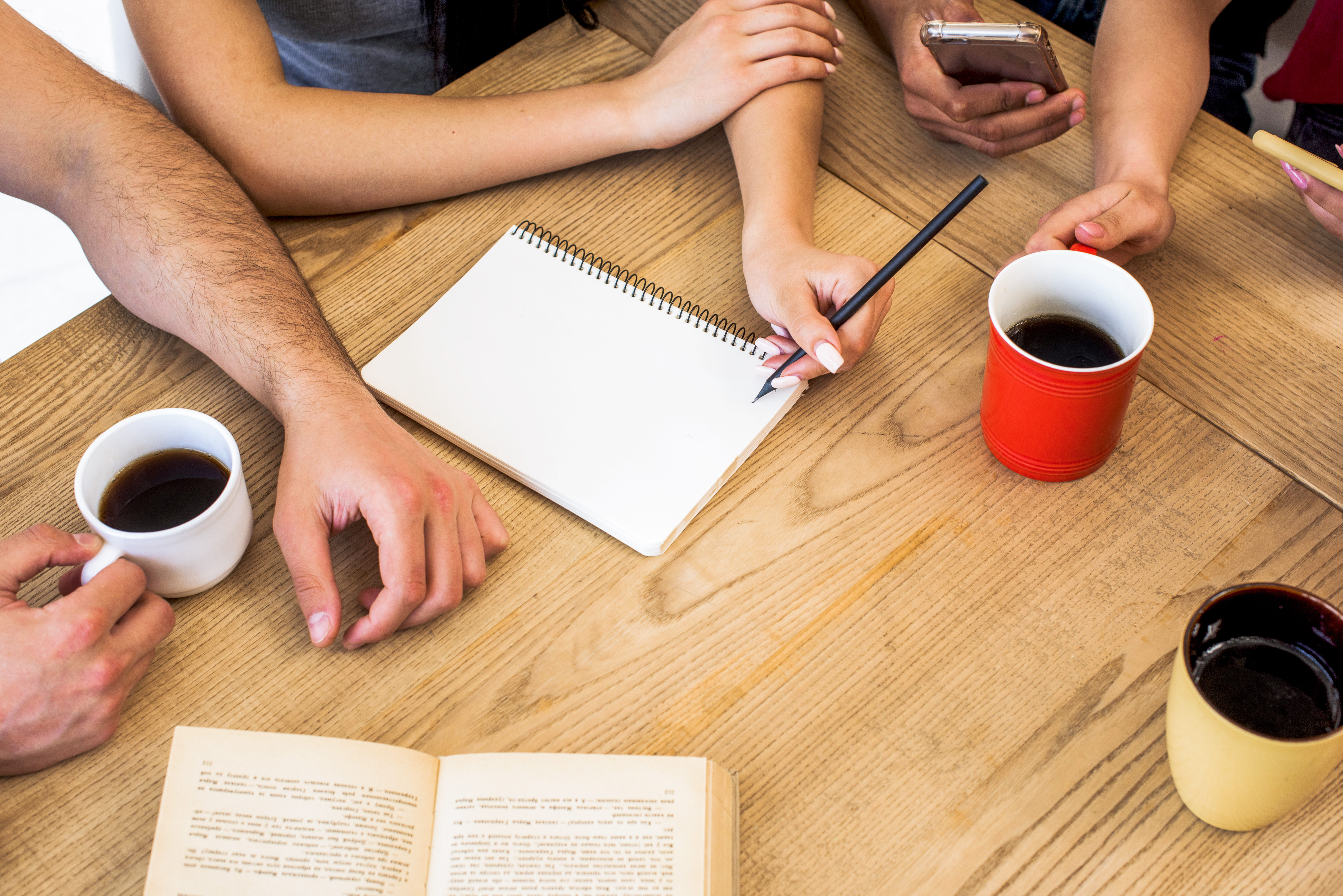 Écrire à plusieurs mains : pourquoi les ados adorent l'écriture collaborative ?