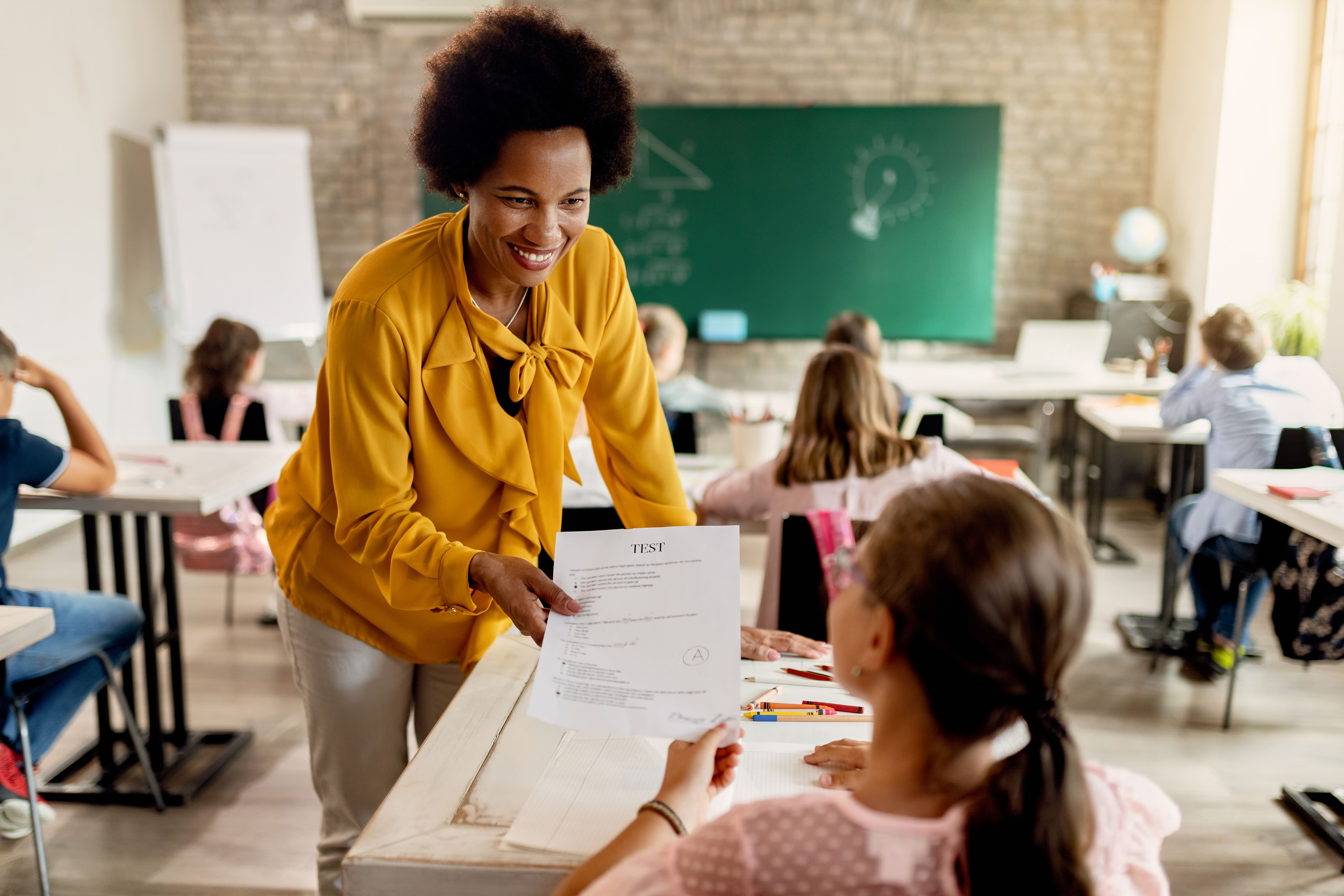 Écriture créative au collège et au lycée : comment les professeurs de français révèlent les jeunes plumes ?