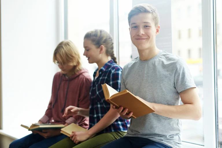 Livres pour adolescents : découvrir les tendances littéraires actuelles pour les jeunes lecteurs.