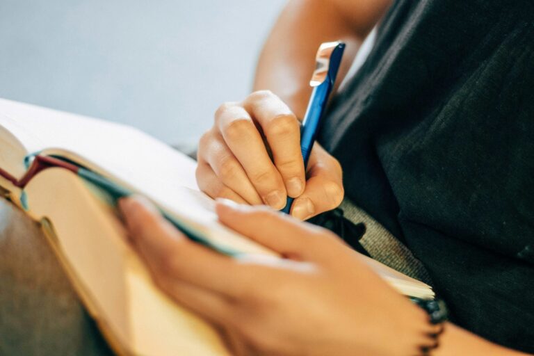 Comment repérer les concours d’écriture sérieux quand on est mineur ?